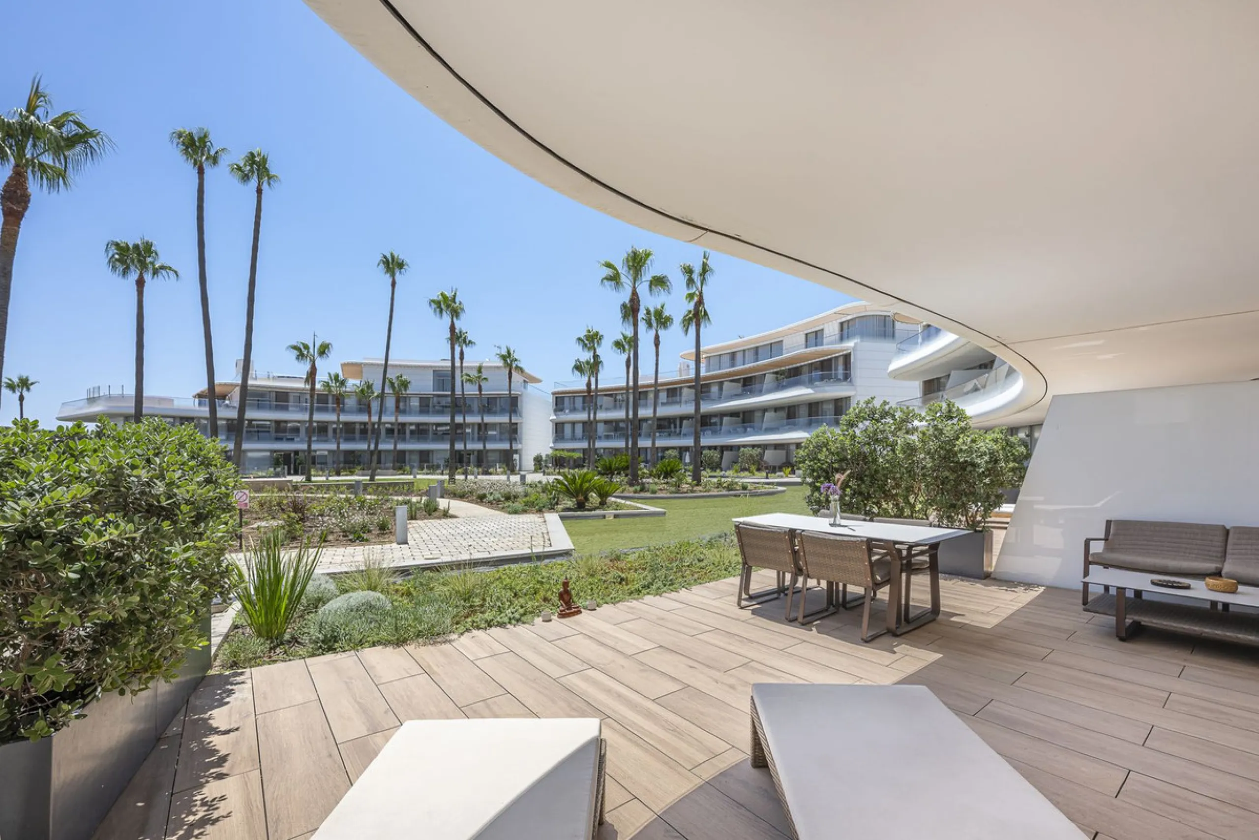 Apartment - Ground Floor Apartment в продаже в Estepona, Málaga. В доме 2 спален и 2 ванных комнат. Площадь дома 121 м²