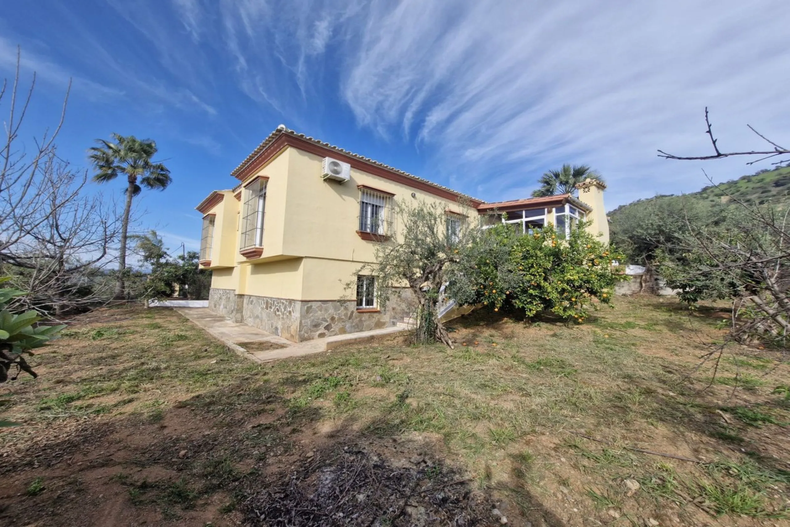 Set in the peaceful countryside on the outskirts of Coín, this charming 3-bedroom, 2-bathroom finca offers space, privacy, and beautiful open views across the surrounding mountains and cocuntryside.