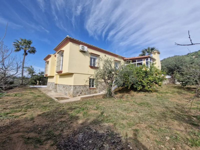 Set in the peaceful countryside on the outskirts of Coín, this charming 3-bedroom, 2-bathroom finca offers space, privacy, and beautiful open views across the surrounding mountains and cocuntryside.