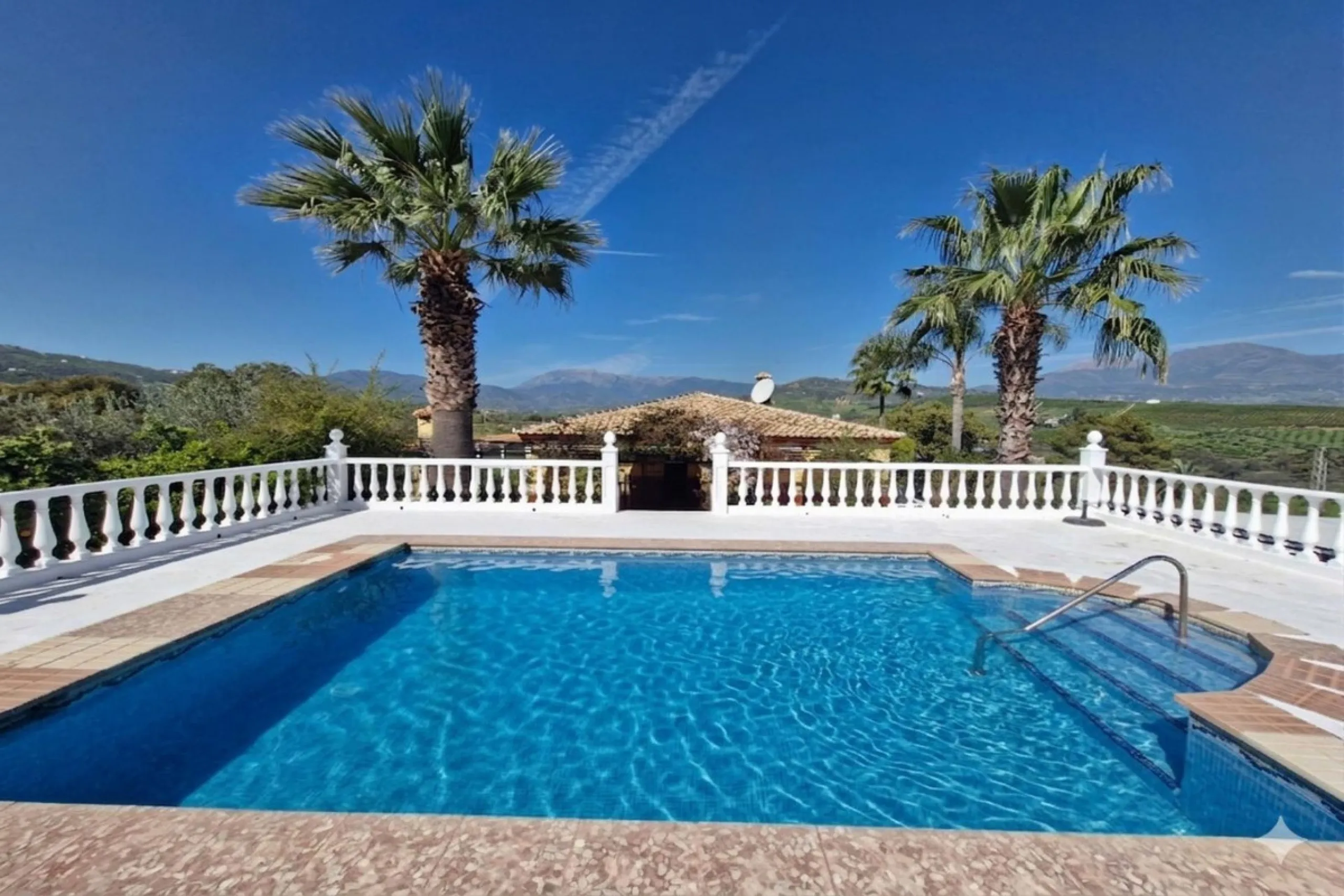 Set in the peaceful countryside on the outskirts of Coín, this charming 3-bedroom, 2-bathroom finca offers space, privacy, and beautiful open views across the surrounding mountains and cocuntryside.