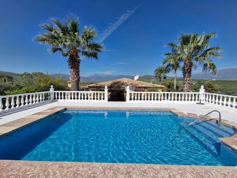 Set in the peaceful countryside on the outskirts of Coín, this charming 3-bedroom, 2-bathroom finca offers space, privacy, and beautiful open views across the surrounding mountains and cocuntryside.
