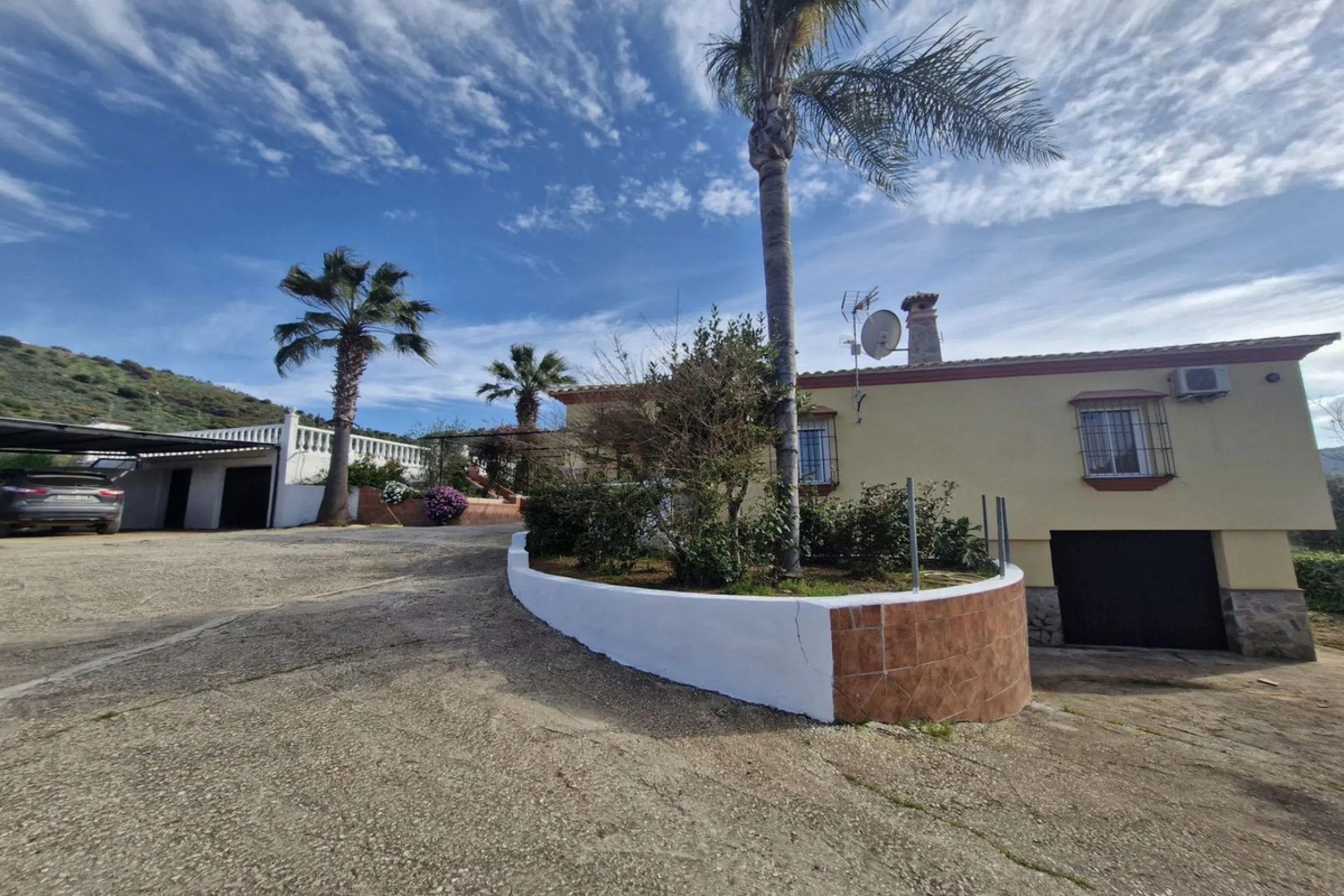 Set in the peaceful countryside on the outskirts of Coín, this charming 3-bedroom, 2-bathroom finca offers space, privacy, and beautiful open views across the surrounding mountains and cocuntryside.