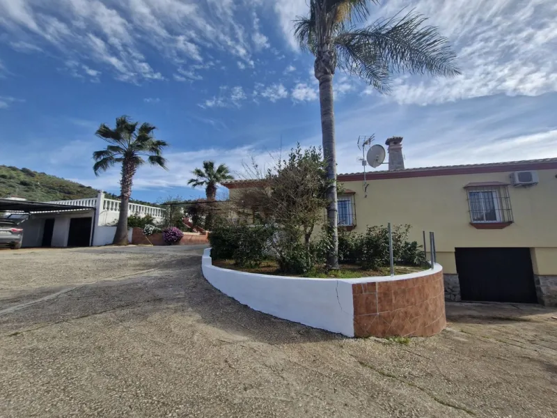 Set in the peaceful countryside on the outskirts of Coín, this charming 3-bedroom, 2-bathroom finca offers space, privacy, and beautiful open views across the surrounding mountains and cocuntryside.