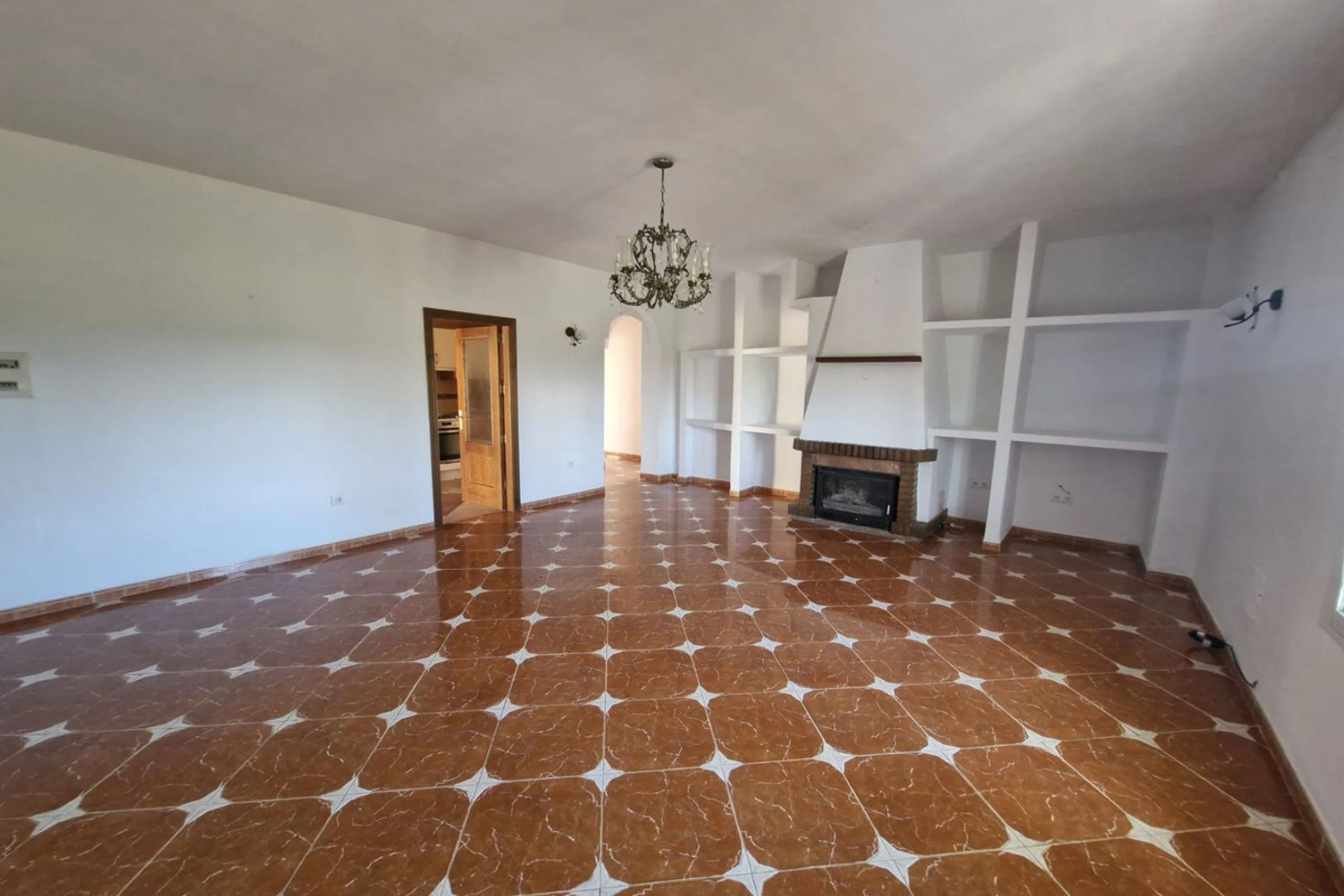 Set in the peaceful countryside on the outskirts of Coín, this charming 3-bedroom, 2-bathroom finca offers space, privacy, and beautiful open views across the surrounding mountains and cocuntryside.