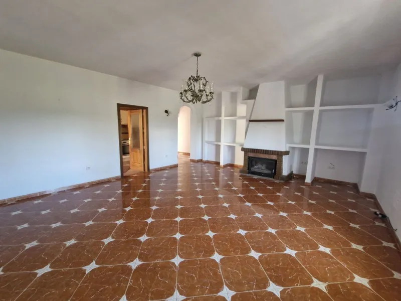 Set in the peaceful countryside on the outskirts of Coín, this charming 3-bedroom, 2-bathroom finca offers space, privacy, and beautiful open views across the surrounding mountains and cocuntryside.