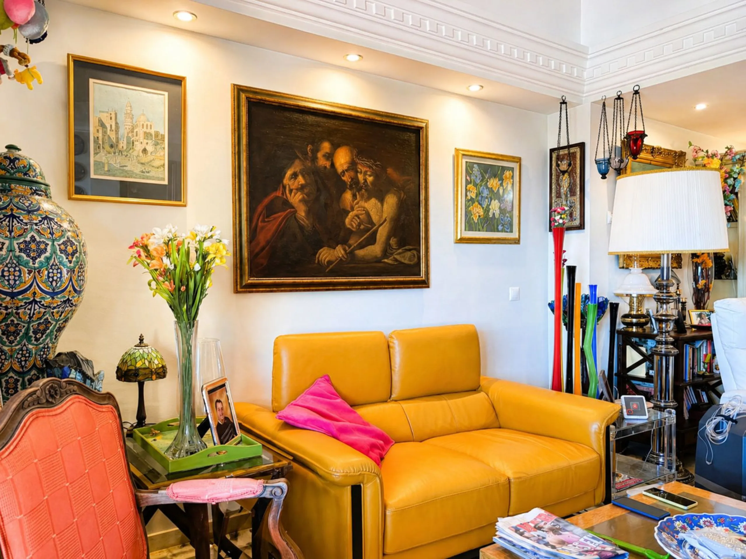 Escape to your own sanctuary of tranquillity in the heights of Calahonda, with panoramic views that will take your breath away.  This magnificent two-bedroom flat, located in the prestigious Portón de Calahonda, offers you an exceptional lifestyle in a pr