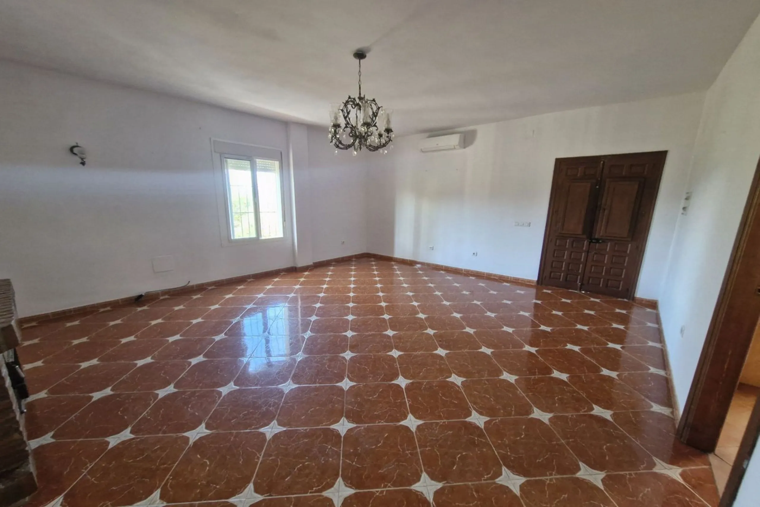 Set in the peaceful countryside on the outskirts of Coín, this charming 3-bedroom, 2-bathroom finca offers space, privacy, and beautiful open views across the surrounding mountains and cocuntryside.
