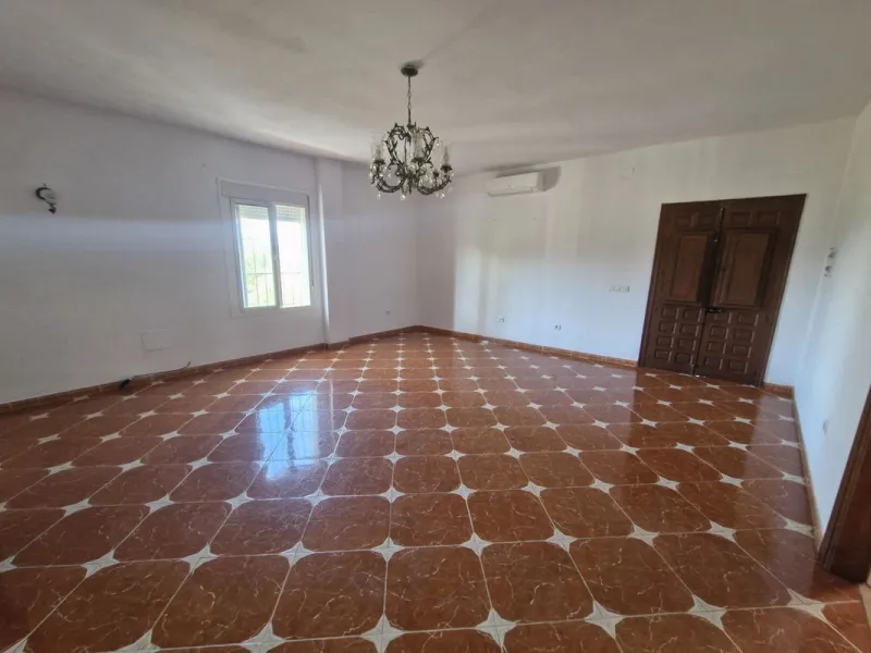 Set in the peaceful countryside on the outskirts of Coín, this charming 3-bedroom, 2-bathroom finca offers space, privacy, and beautiful open views across the surrounding mountains and cocuntryside.