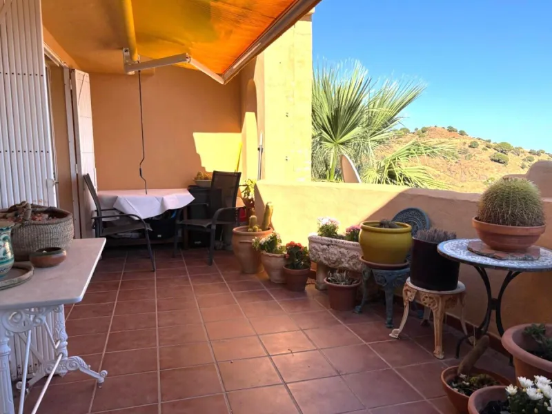 Escape to your own sanctuary of tranquillity in the heights of Calahonda, with panoramic views that will take your breath away.  This magnificent two-bedroom flat, located in the prestigious Portón de Calahonda, offers you an exceptional lifestyle in a pr