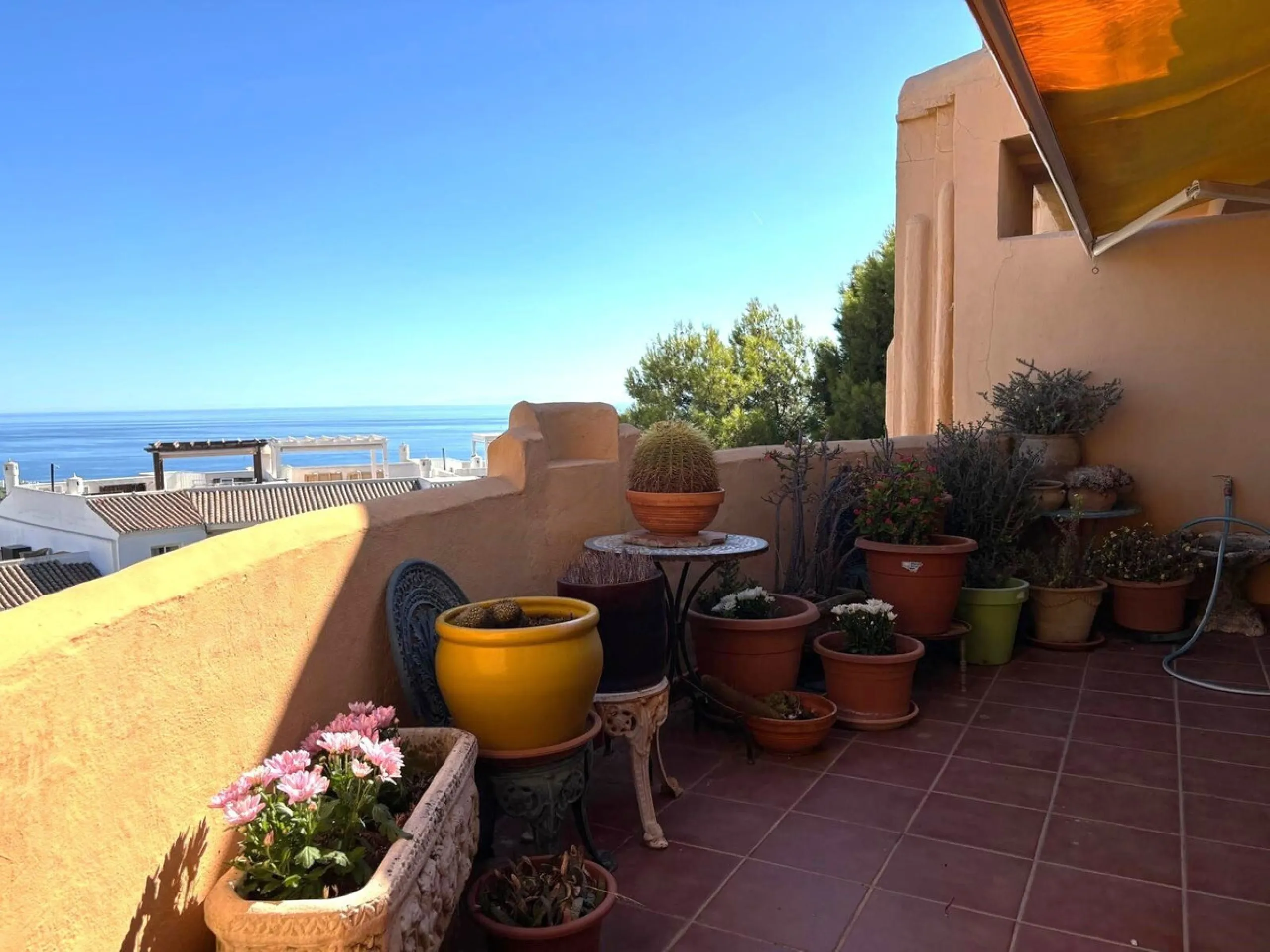 Escape to your own sanctuary of tranquillity in the heights of Calahonda, with panoramic views that will take your breath away.  This magnificent two-bedroom flat, located in the prestigious Portón de Calahonda, offers you an exceptional lifestyle in a pr