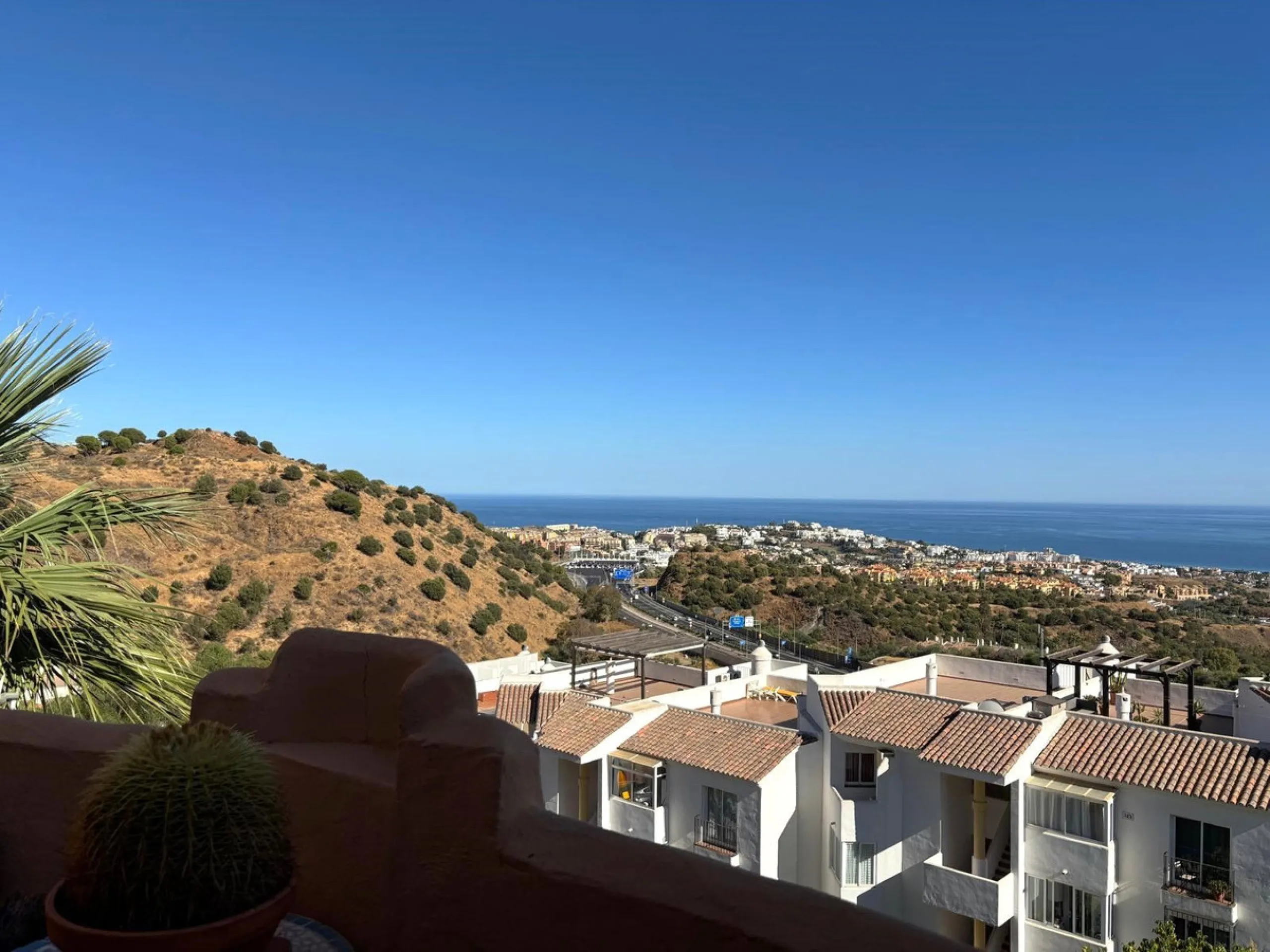 Escape to your own sanctuary of tranquillity in the heights of Calahonda, with panoramic views that will take your breath away.  This magnificent two-bedroom flat, located in the prestigious Portón de Calahonda, offers you an exceptional lifestyle in a pr