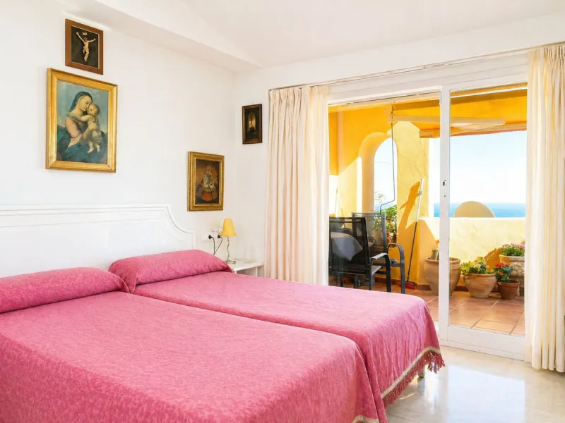 Escape to your own sanctuary of tranquillity in the heights of Calahonda, with panoramic views that will take your breath away.  This magnificent two-bedroom flat, located in the prestigious Portón de Calahonda, offers you an exceptional lifestyle in a pr