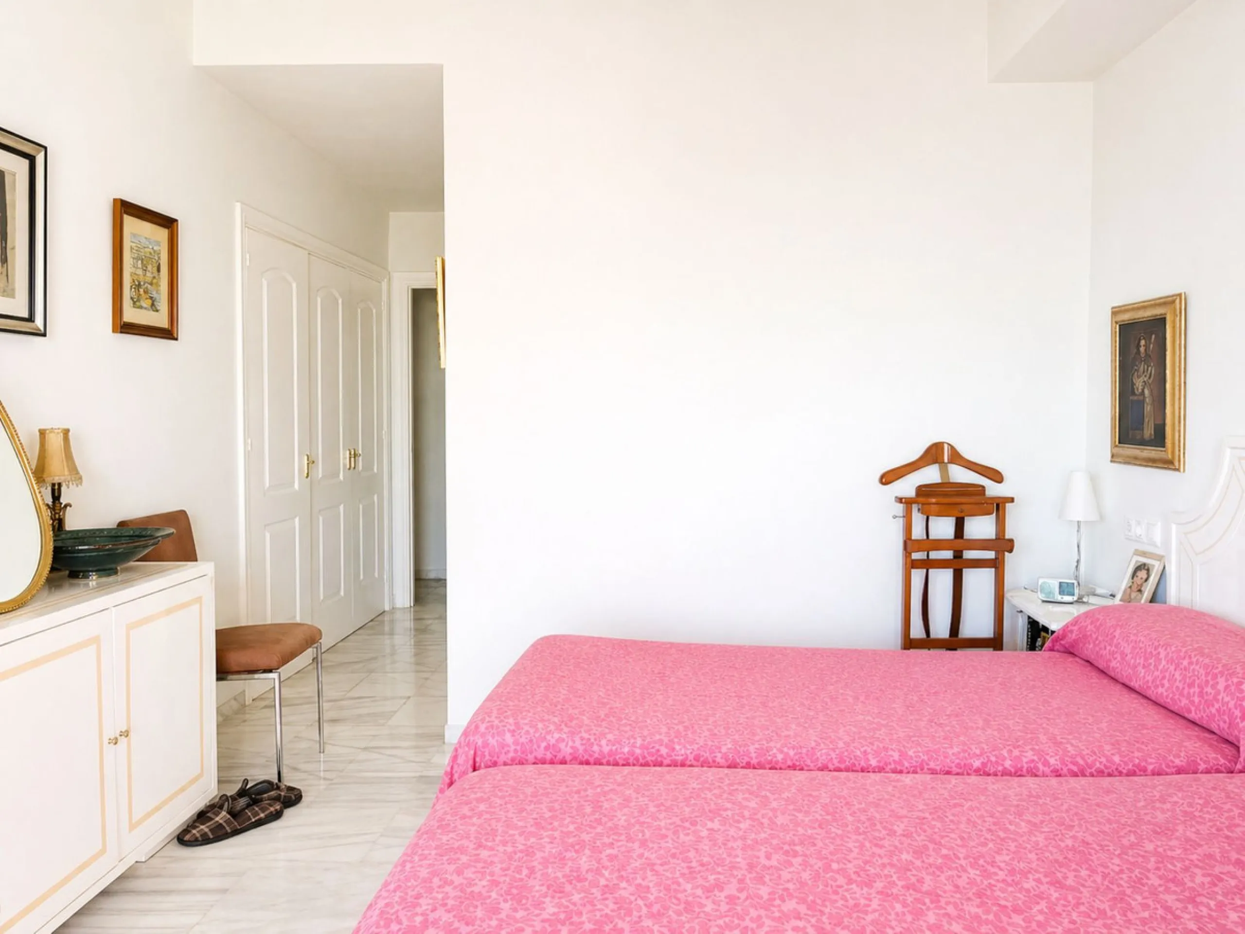 Escape to your own sanctuary of tranquillity in the heights of Calahonda, with panoramic views that will take your breath away.  This magnificent two-bedroom flat, located in the prestigious Portón de Calahonda, offers you an exceptional lifestyle in a pr