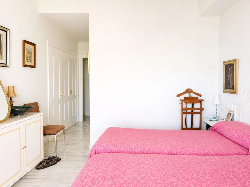 Escape to your own sanctuary of tranquillity in the heights of Calahonda, with panoramic views that will take your breath away.  This magnificent two-bedroom flat, located in the prestigious Portón de Calahonda, offers you an exceptional lifestyle in a pr