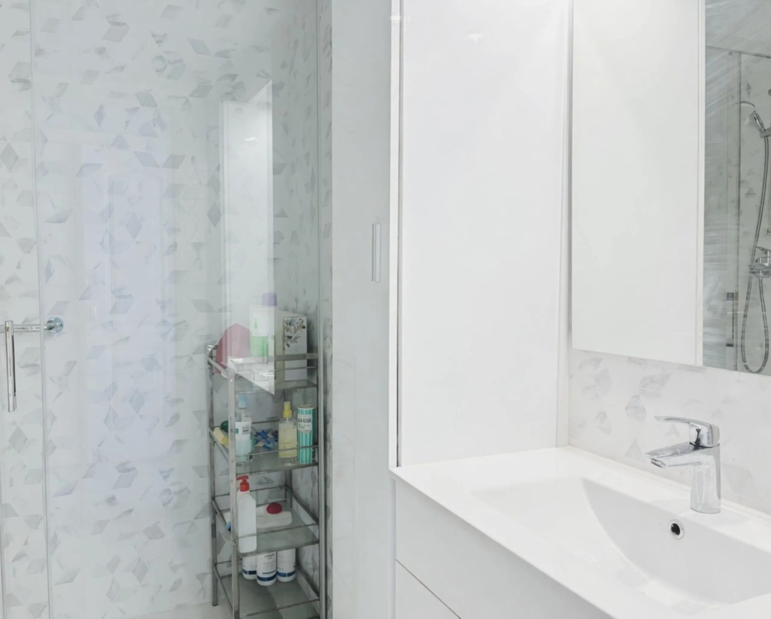 Escape to your own sanctuary of tranquillity in the heights of Calahonda, with panoramic views that will take your breath away.  This magnificent two-bedroom flat, located in the prestigious Portón de Calahonda, offers you an exceptional lifestyle in a pr