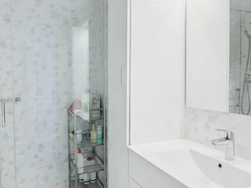 Escape to your own sanctuary of tranquillity in the heights of Calahonda, with panoramic views that will take your breath away.  This magnificent two-bedroom flat, located in the prestigious Portón de Calahonda, offers you an exceptional lifestyle in a pr