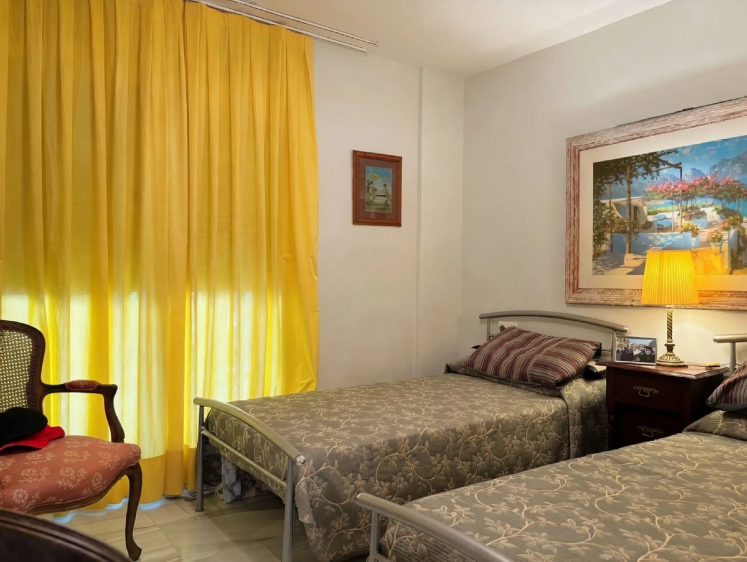 Escape to your own sanctuary of tranquillity in the heights of Calahonda, with panoramic views that will take your breath away.  This magnificent two-bedroom flat, located in the prestigious Portón de Calahonda, offers you an exceptional lifestyle in a pr