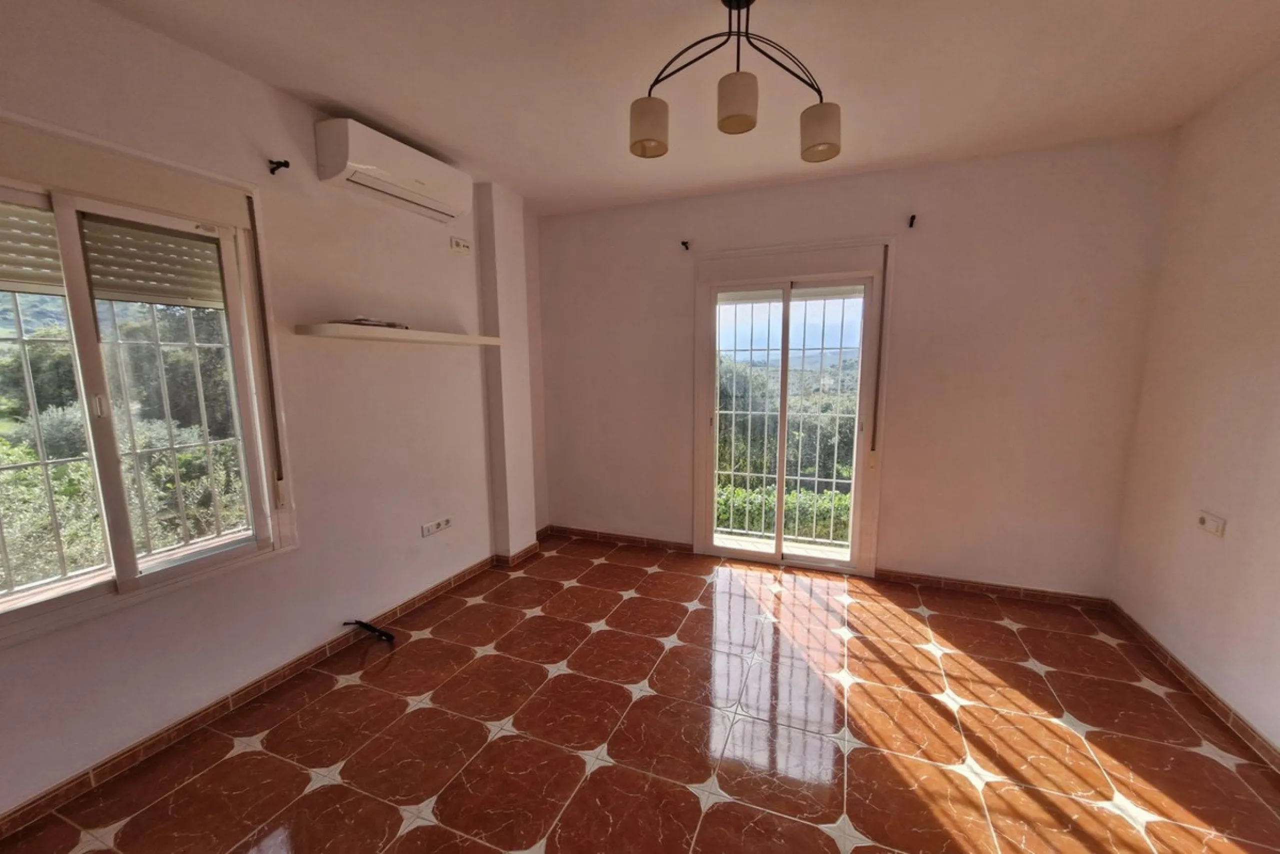 Set in the peaceful countryside on the outskirts of Coín, this charming 3-bedroom, 2-bathroom finca offers space, privacy, and beautiful open views across the surrounding mountains and cocuntryside.