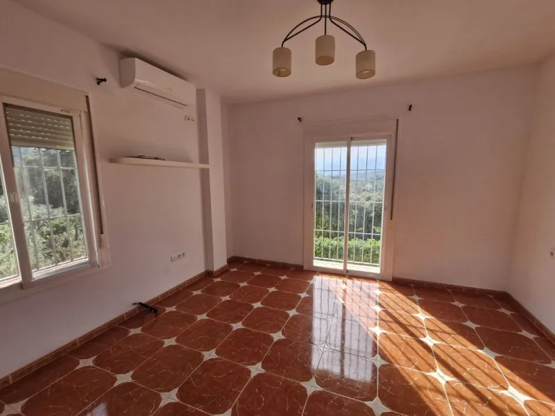 Set in the peaceful countryside on the outskirts of Coín, this charming 3-bedroom, 2-bathroom finca offers space, privacy, and beautiful open views across the surrounding mountains and cocuntryside.