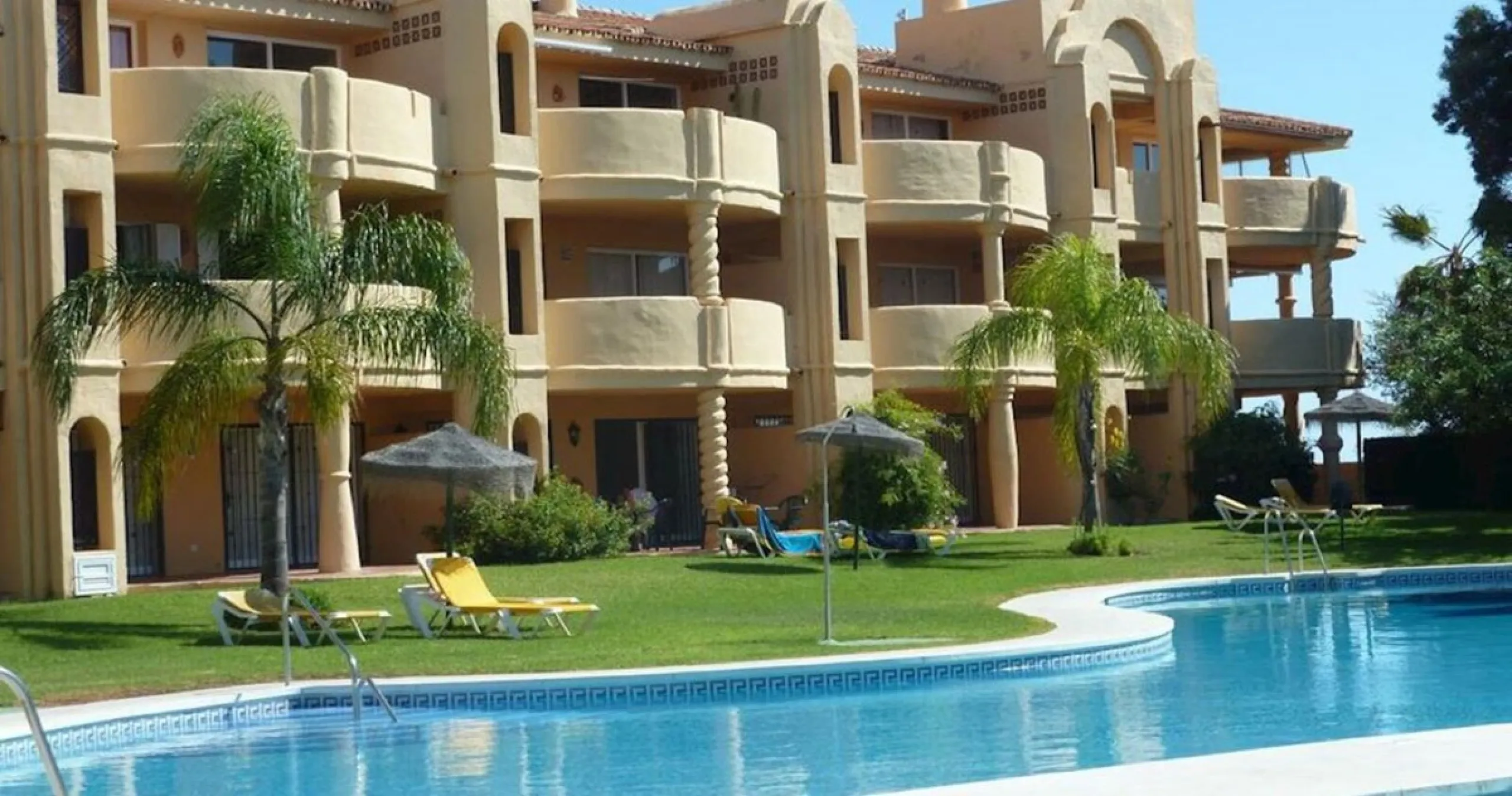 Escape to your own sanctuary of tranquillity in the heights of Calahonda, with panoramic views that will take your breath away.  This magnificent two-bedroom flat, located in the prestigious Portón de Calahonda, offers you an exceptional lifestyle in a pr