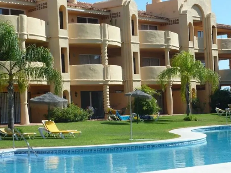 Escape to your own sanctuary of tranquillity in the heights of Calahonda, with panoramic views that will take your breath away.  This magnificent two-bedroom flat, located in the prestigious Portón de Calahonda, offers you an exceptional lifestyle in a pr