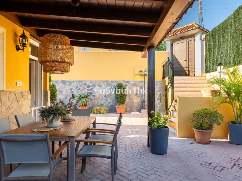 House - Townhouse в продаже в Málaga, Málaga. В доме 5 спален и 3 ванных комнат. Площадь дома 275 м². Площадь участка 620 м²