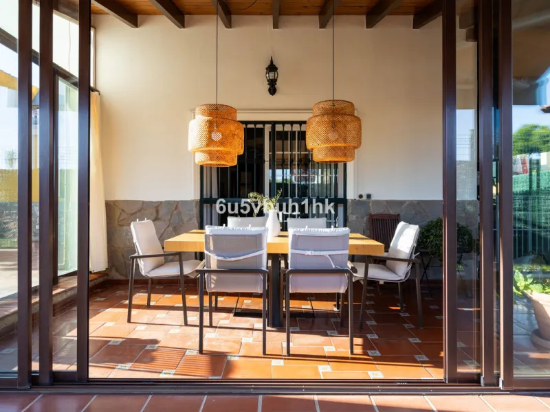 House - Townhouse в продаже в Málaga, Málaga. В доме 5 спален и 3 ванных комнат. Площадь дома 275 м². Площадь участка 620 м²