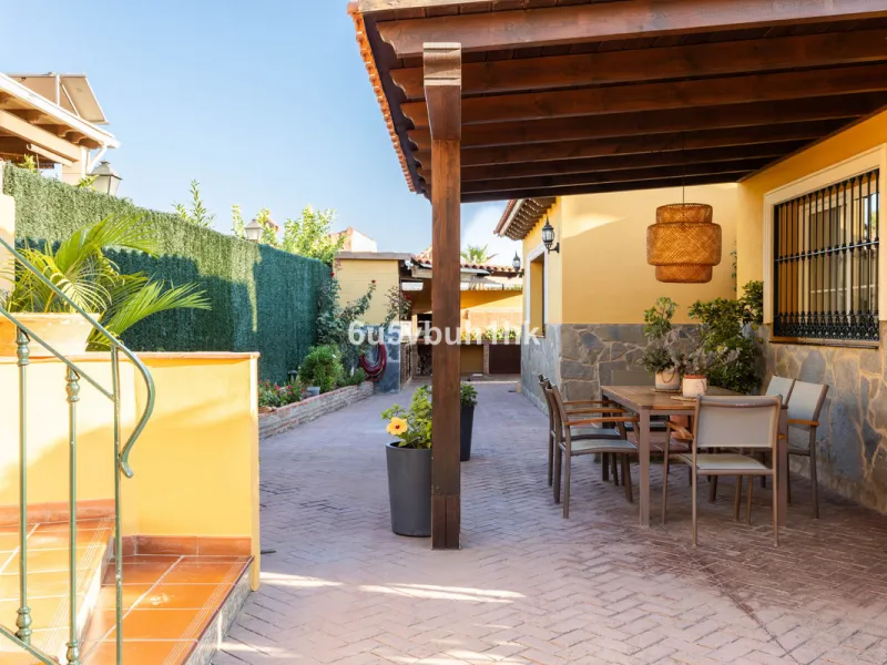 House - Townhouse в продаже в Málaga, Málaga. В доме 5 спален и 3 ванных комнат. Площадь дома 275 м². Площадь участка 620 м²