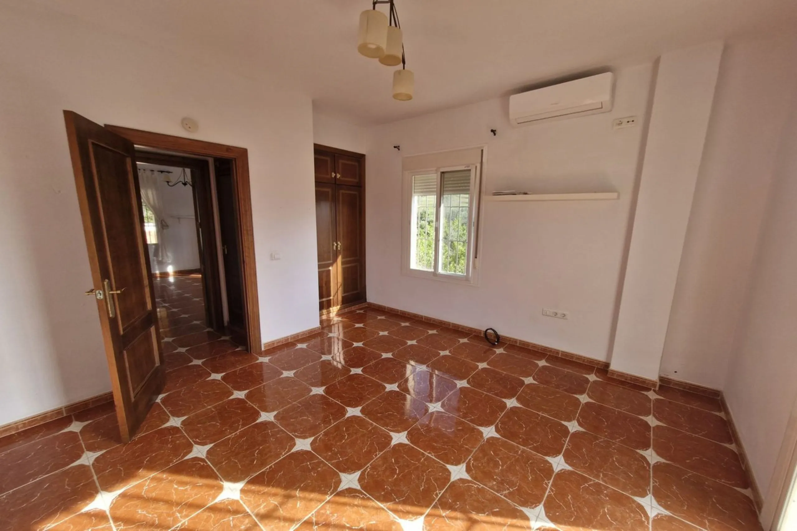 Set in the peaceful countryside on the outskirts of Coín, this charming 3-bedroom, 2-bathroom finca offers space, privacy, and beautiful open views across the surrounding mountains and cocuntryside.