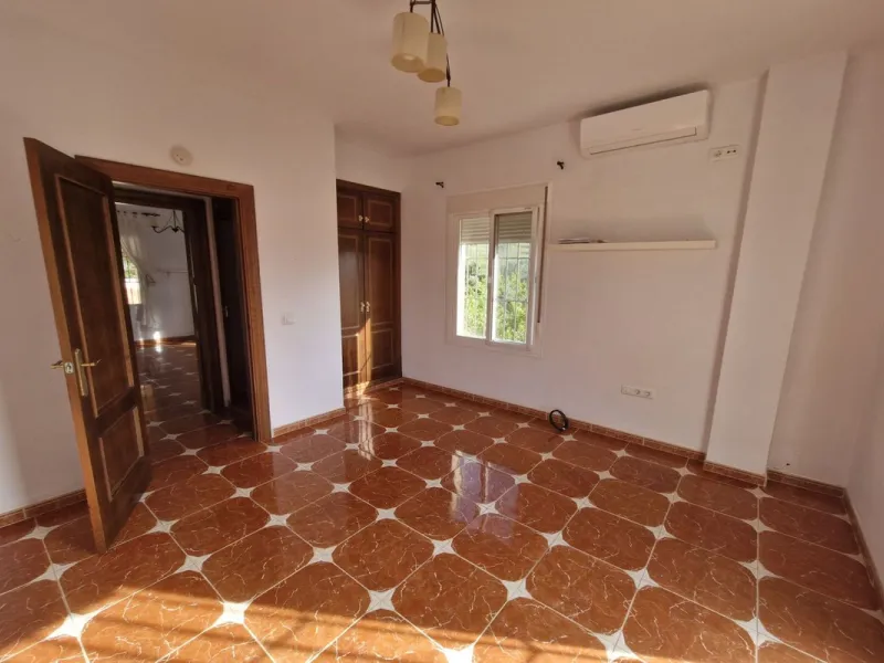Set in the peaceful countryside on the outskirts of Coín, this charming 3-bedroom, 2-bathroom finca offers space, privacy, and beautiful open views across the surrounding mountains and cocuntryside.