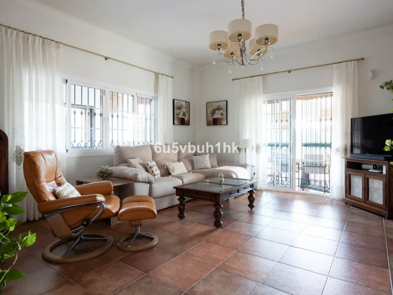 House - Townhouse в продаже в Málaga, Málaga. В доме 5 спален и 3 ванных комнат. Площадь дома 275 м². Площадь участка 620 м²