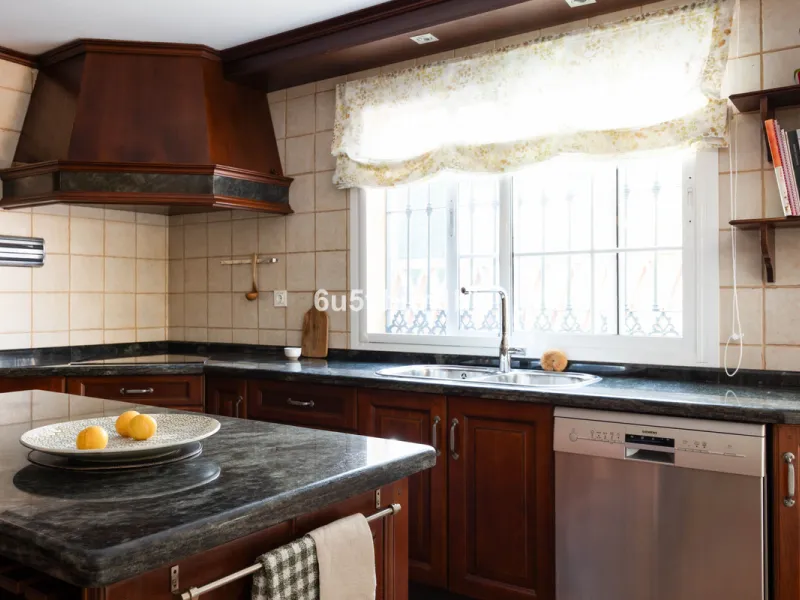 House - Townhouse в продаже в Málaga, Málaga. В доме 5 спален и 3 ванных комнат. Площадь дома 275 м². Площадь участка 620 м²