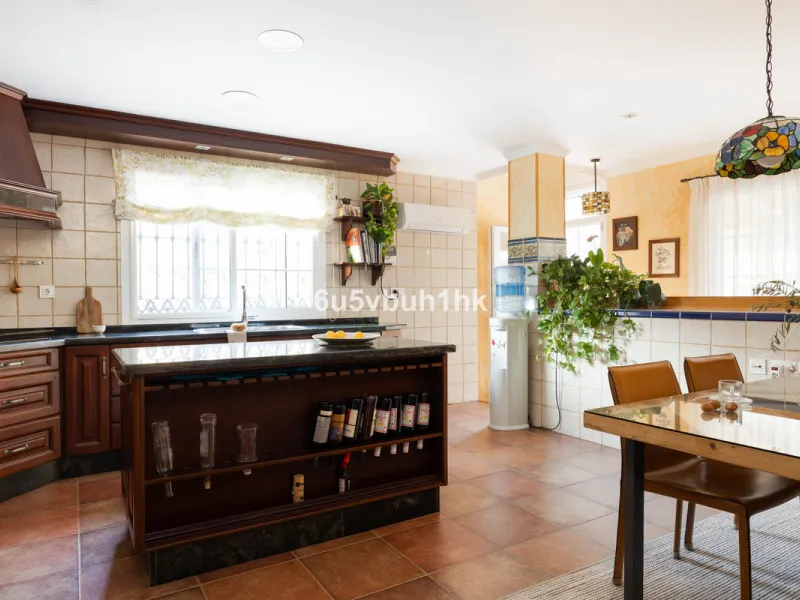 House - Townhouse в продаже в Málaga, Málaga. В доме 5 спален и 3 ванных комнат. Площадь дома 275 м². Площадь участка 620 м²