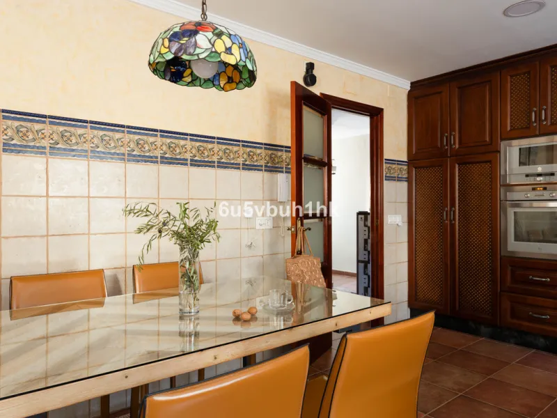 House - Townhouse в продаже в Málaga, Málaga. В доме 5 спален и 3 ванных комнат. Площадь дома 275 м². Площадь участка 620 м²