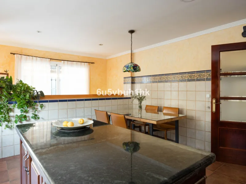 House - Townhouse в продаже в Málaga, Málaga. В доме 5 спален и 3 ванных комнат. Площадь дома 275 м². Площадь участка 620 м²