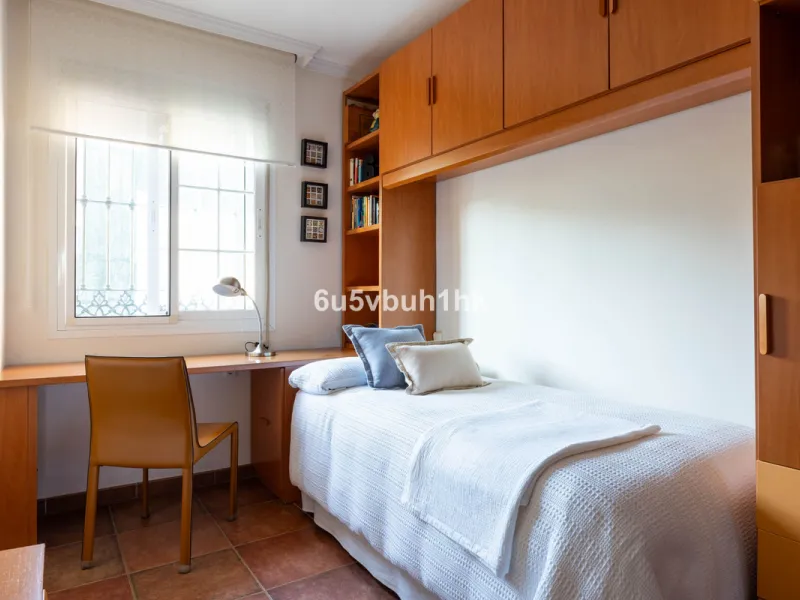 House - Townhouse в продаже в Málaga, Málaga. В доме 5 спален и 3 ванных комнат. Площадь дома 275 м². Площадь участка 620 м²