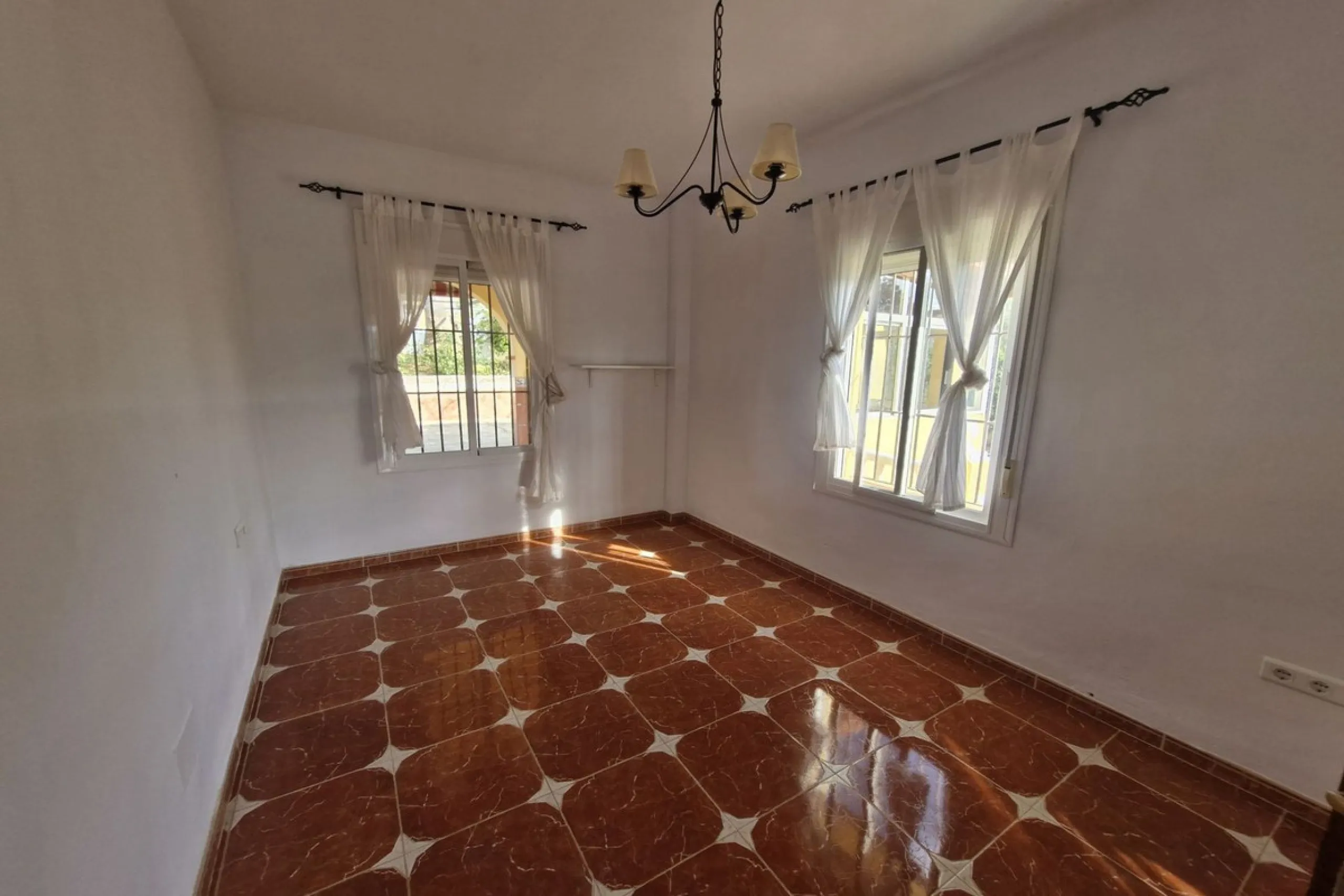 Set in the peaceful countryside on the outskirts of Coín, this charming 3-bedroom, 2-bathroom finca offers space, privacy, and beautiful open views across the surrounding mountains and cocuntryside.