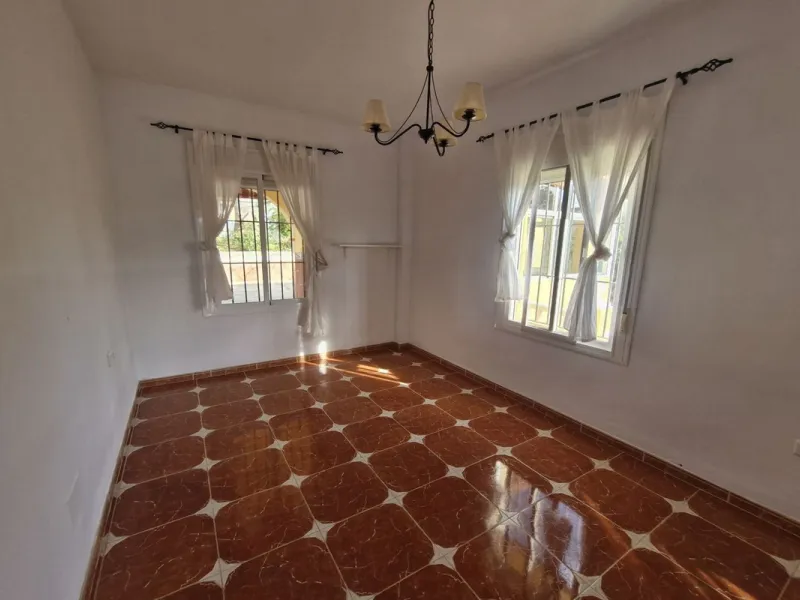 Set in the peaceful countryside on the outskirts of Coín, this charming 3-bedroom, 2-bathroom finca offers space, privacy, and beautiful open views across the surrounding mountains and cocuntryside.