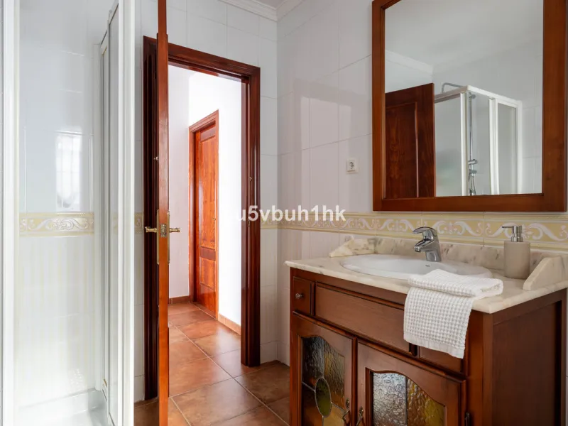 House - Townhouse в продаже в Málaga, Málaga. В доме 5 спален и 3 ванных комнат. Площадь дома 275 м². Площадь участка 620 м²