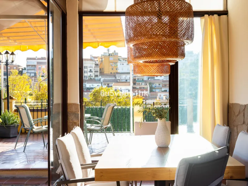 House - Townhouse в продаже в Málaga, Málaga. В доме 5 спален и 3 ванных комнат. Площадь дома 275 м². Площадь участка 620 м²