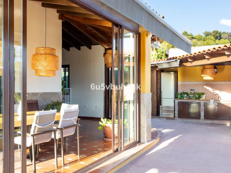 House - Townhouse в продаже в Málaga, Málaga. В доме 5 спален и 3 ванных комнат. Площадь дома 275 м². Площадь участка 620 м²