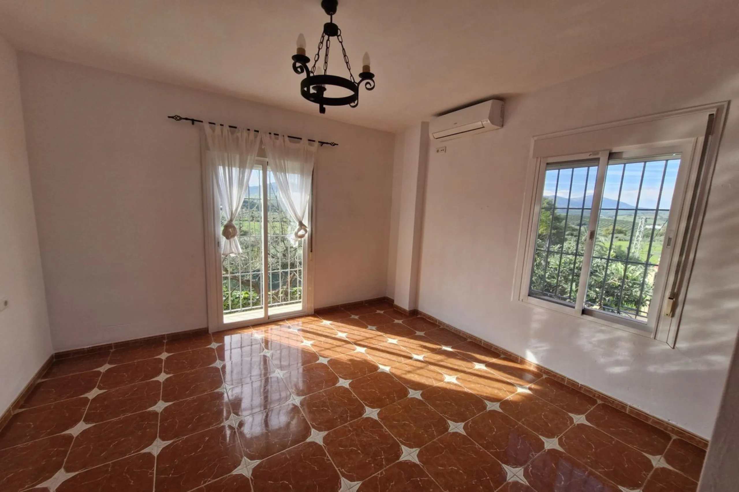 Set in the peaceful countryside on the outskirts of Coín, this charming 3-bedroom, 2-bathroom finca offers space, privacy, and beautiful open views across the surrounding mountains and cocuntryside.