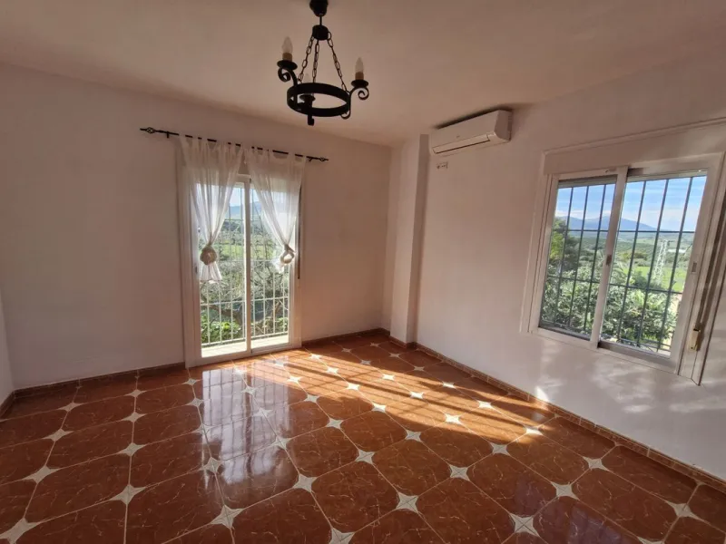 Set in the peaceful countryside on the outskirts of Coín, this charming 3-bedroom, 2-bathroom finca offers space, privacy, and beautiful open views across the surrounding mountains and cocuntryside.