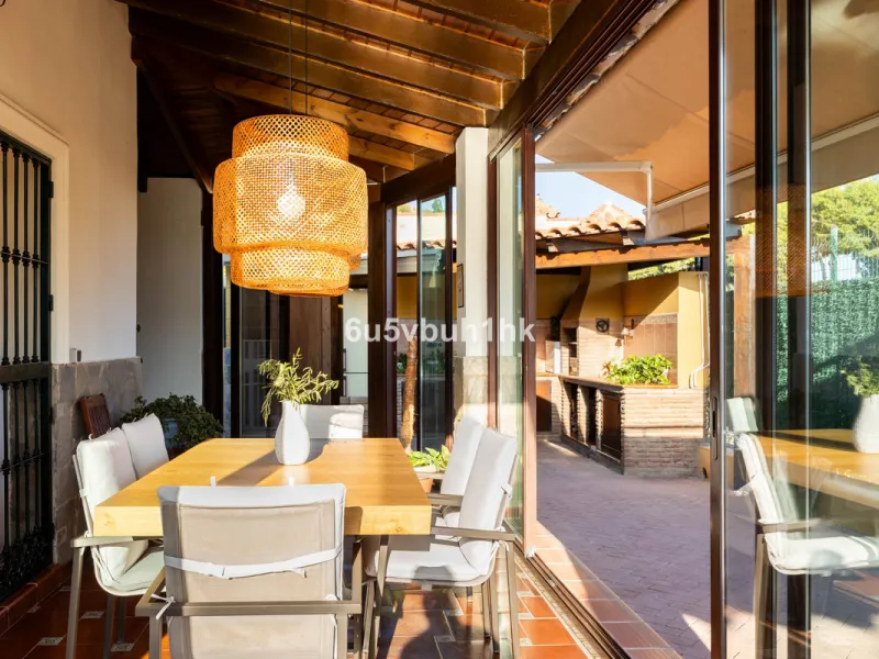 House - Townhouse в продаже в Málaga, Málaga. В доме 5 спален и 3 ванных комнат. Площадь дома 275 м². Площадь участка 620 м²