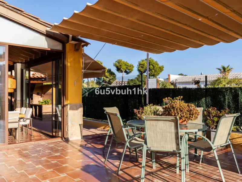 House - Townhouse в продаже в Málaga, Málaga. В доме 5 спален и 3 ванных комнат. Площадь дома 275 м². Площадь участка 620 м²