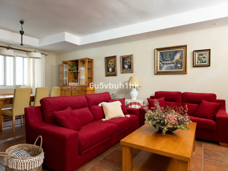 House - Townhouse в продаже в Málaga, Málaga. В доме 5 спален и 3 ванных комнат. Площадь дома 275 м². Площадь участка 620 м²