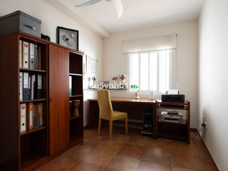 House - Townhouse в продаже в Málaga, Málaga. В доме 5 спален и 3 ванных комнат. Площадь дома 275 м². Площадь участка 620 м²
