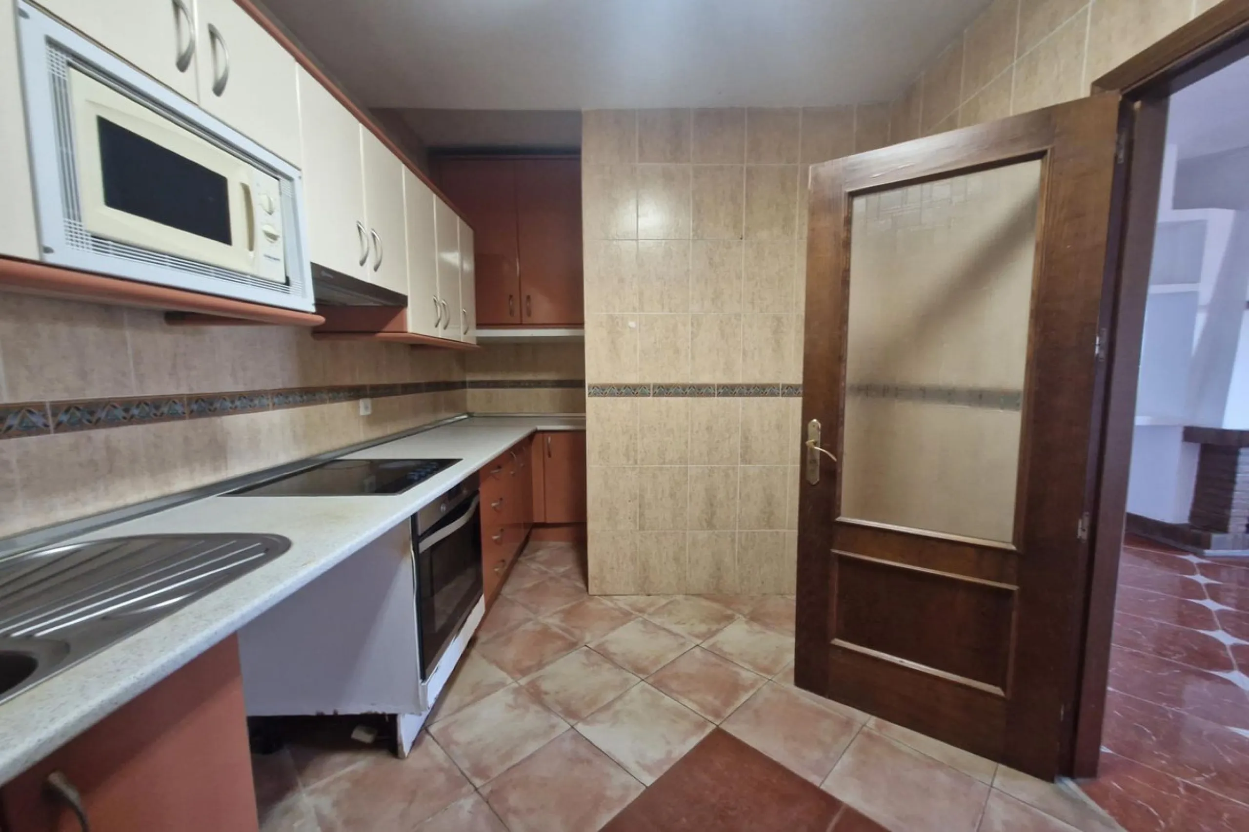 Set in the peaceful countryside on the outskirts of Coín, this charming 3-bedroom, 2-bathroom finca offers space, privacy, and beautiful open views across the surrounding mountains and cocuntryside.