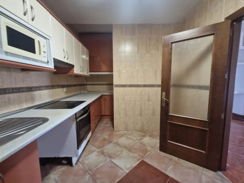 Set in the peaceful countryside on the outskirts of Coín, this charming 3-bedroom, 2-bathroom finca offers space, privacy, and beautiful open views across the surrounding mountains and cocuntryside.