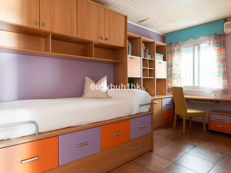 House - Townhouse в продаже в Málaga, Málaga. В доме 5 спален и 3 ванных комнат. Площадь дома 275 м². Площадь участка 620 м²